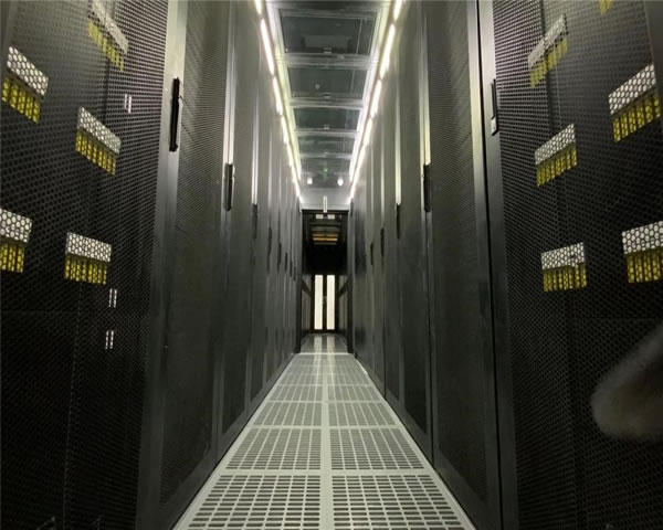 美国高防母鸡服务器的优势解析 适合企业使用吗